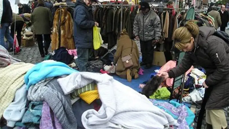 Торговцы сгоревших в Алматы рынков разбили стихийный базар прямо на развалинах