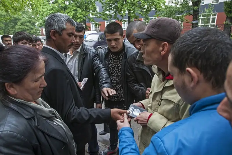 Путь гастарбайтера: от вокзала до вокзала Путь гастарбайтера: от вокзала до вокзала, фото - Новости Zakon.kz от 25.10.2013 17:25