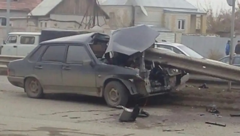 В ВКО автомобиль врезался в металлическое ограждение