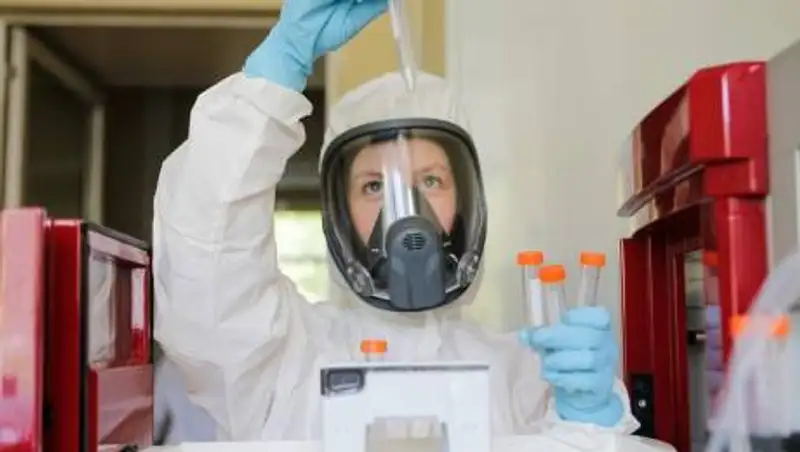 Женщина умерла, заразившись сразу двумя штаммами коронавируса в Бельгии