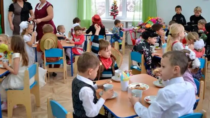 В ВКО няням и воспитателям детсадов запретили пользоваться смартфонами