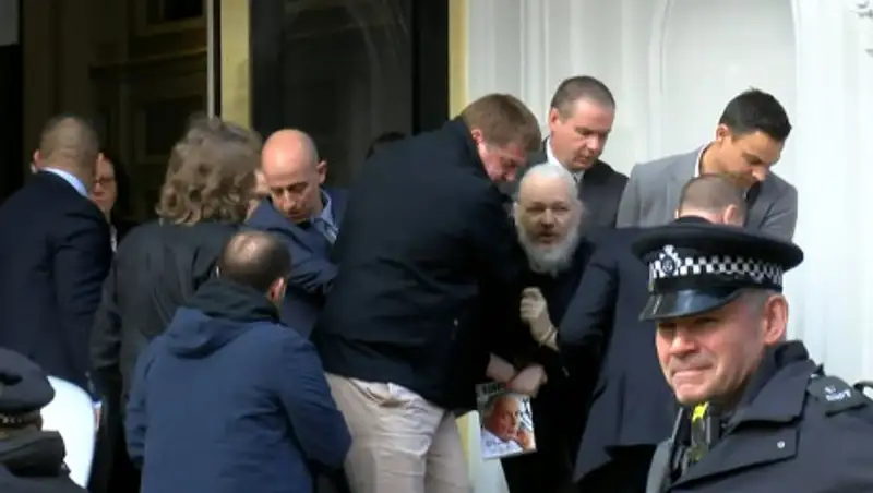 Виртуальный кандидат в президенты, арест Ассанжа и санкционные войны – мировые итоги недели