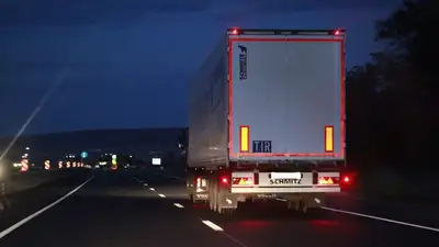 Скопление фур на трассе в Жамбылской области прокомментировали в акимате, фото - Новости Zakon.kz от 25.04.2023 16:27