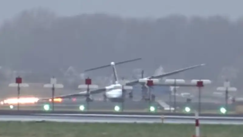Жесткая посадка пассажирского самолета в Амстердаме попала на видео