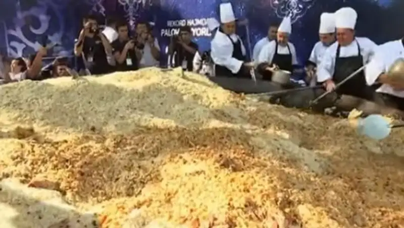 Приготовление плова на фестивале в Ташкенте закончилось давкой и скандалом