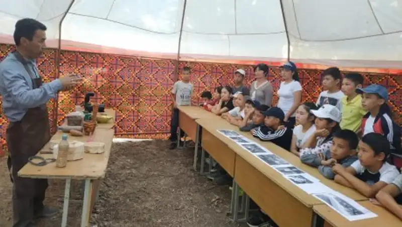 Атырауских школьников обучают гончарному мастерству