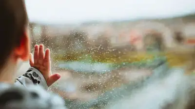 Гибель от падения из окна: в Актау маму малыша поставили на учет в полиции , фото - Новости Zakon.kz от 26.07.2023 06:20