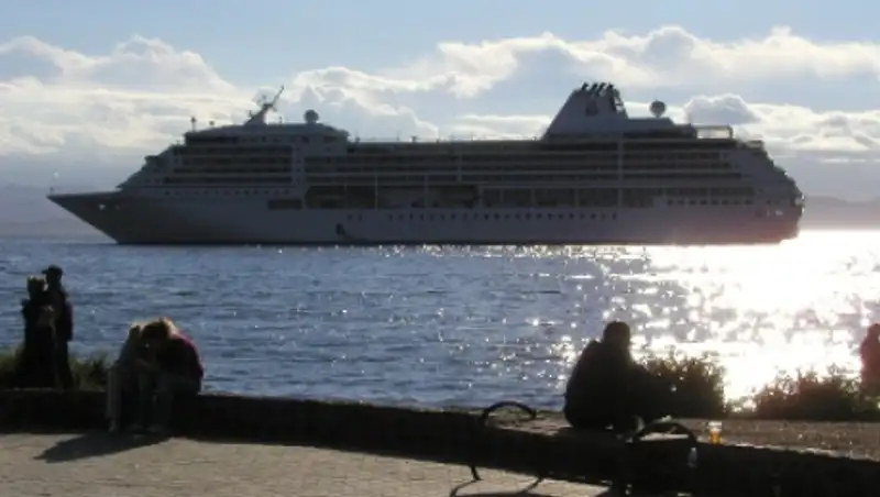 Круизный лайнер столкнулся с танкером в проливе Дарданеллы
