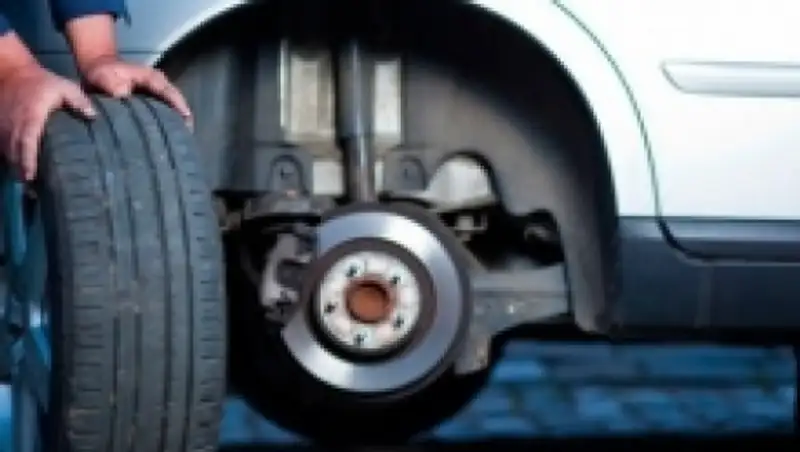 В Усть-Каменогорске четверо парней снимали зимние шины с колес чужих автомобилей