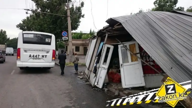 Пассажирский автобус въехал в остановочный комплекс в Алматы