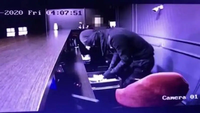 Разбойное нападение на букмекерскую контору попало на видео