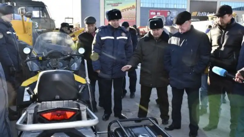 Сапарбаев проверил готовность спецтехники к зимнему содержанию автодорог