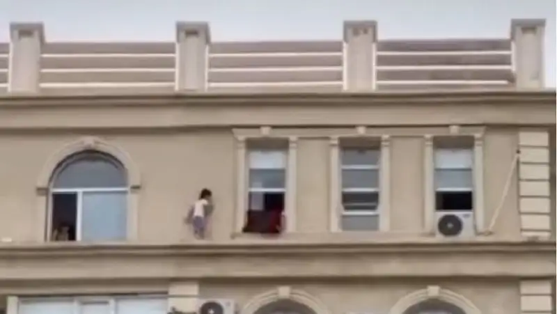 Дети гуляли по карнизу последнего этажа высотки в Актау