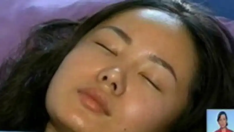 Студентка, на которую упало дерево в Алматы, рассказала подробности