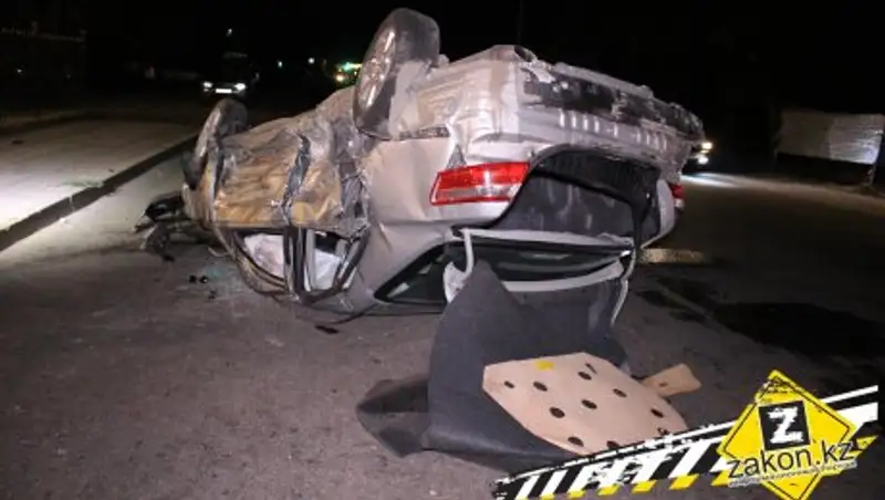 В Алматы в результате ДТП перевернулась машина