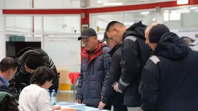  Нефтяники месторождения Тенгиз принимают участие в выборах, фото - Новости Zakon.kz от 20.11.2022 12:47