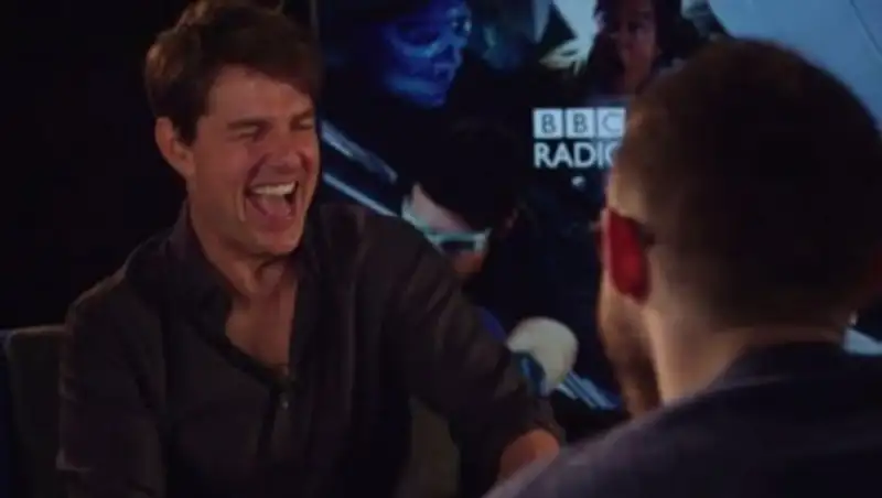 Том Круз чуть не задохнулся от смеха при просмотре мемов с «цепляющимся Томом Крузом»