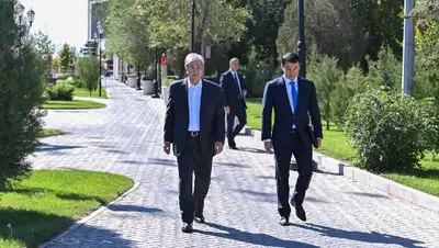 Токаев и Сатыбалды прогулялись по парку в Туркестанской области, фото - Новости Zakon.kz от 27.09.2022 14:26