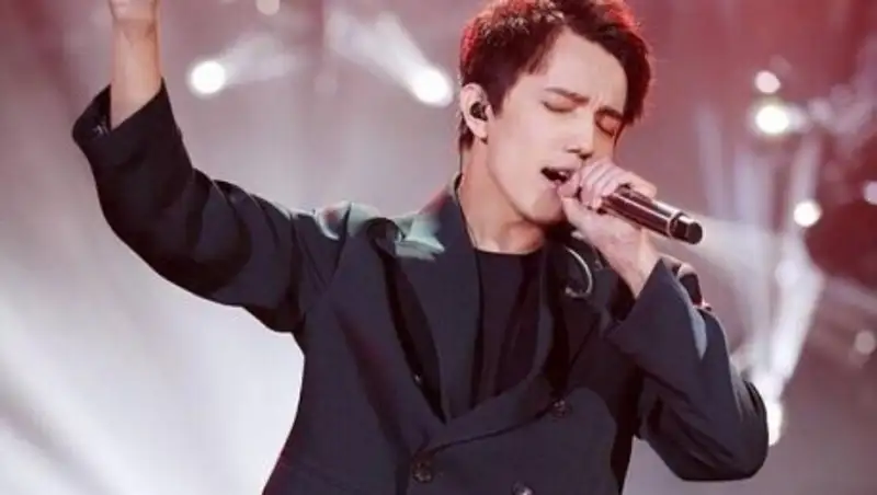 Костюм Димаша на аукционе в Китае продали за 7 миллионов тенге