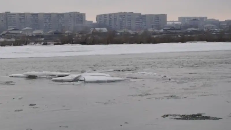 В Семее нашли тело провалившегося под лед мальчика