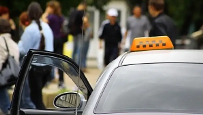 Акимат: иностранцы жалуются на навязчивость таксистов в аэропорту Алматы