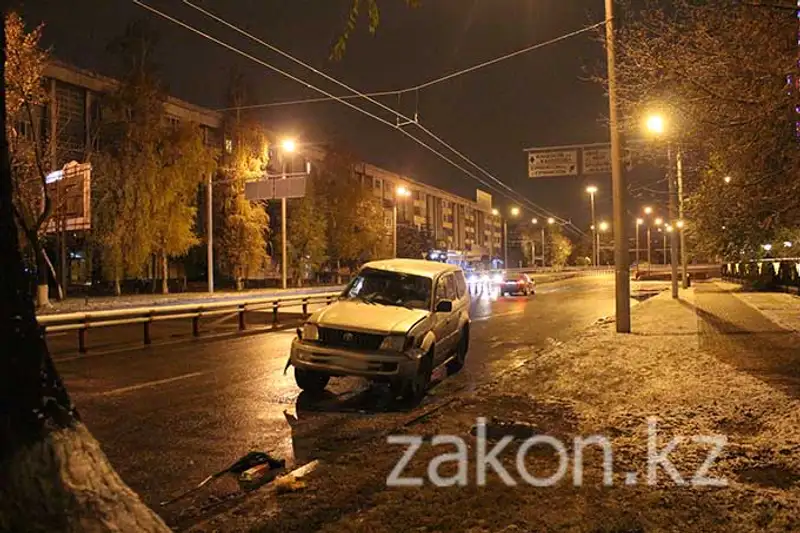 Нетрезвый водитель перевернулся на внедорожнике (фото) Нетрезвый водитель перевернулся на внедорожнике (фото), фото - Новости Zakon.kz от 11.11.2013 19:27