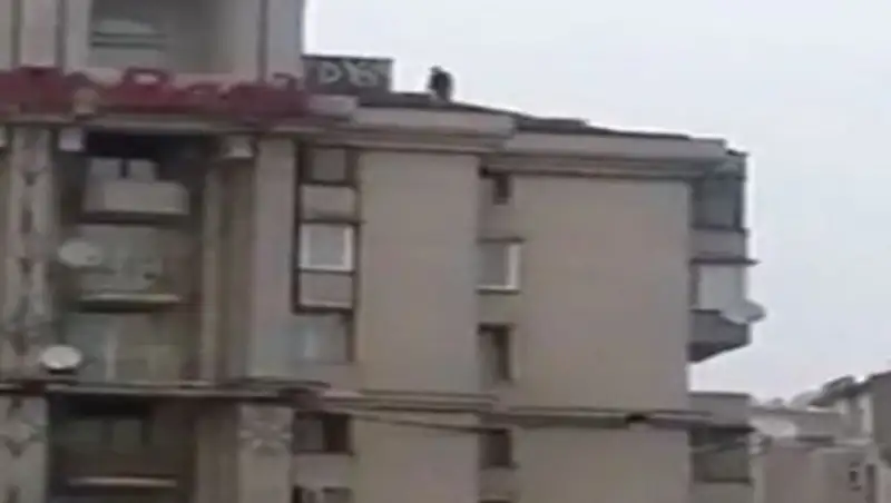 Опубликовано видео с Саакашвили, угрожающим спрыгнуть с крыши дома