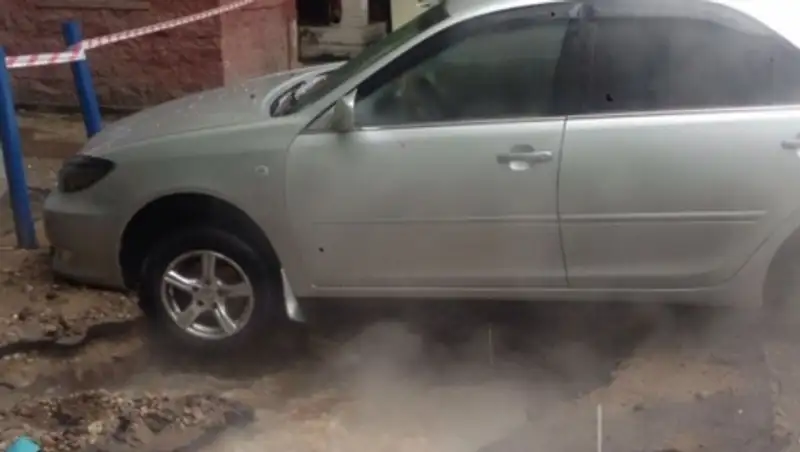 В центре Алматы Toyota Camry провалилась в расколовшийся асфальт