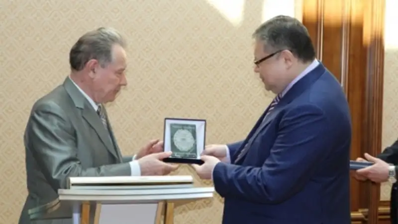 Президент РК Н. Назарбаев награжден Алмазным Знаком Международной инженерной академии