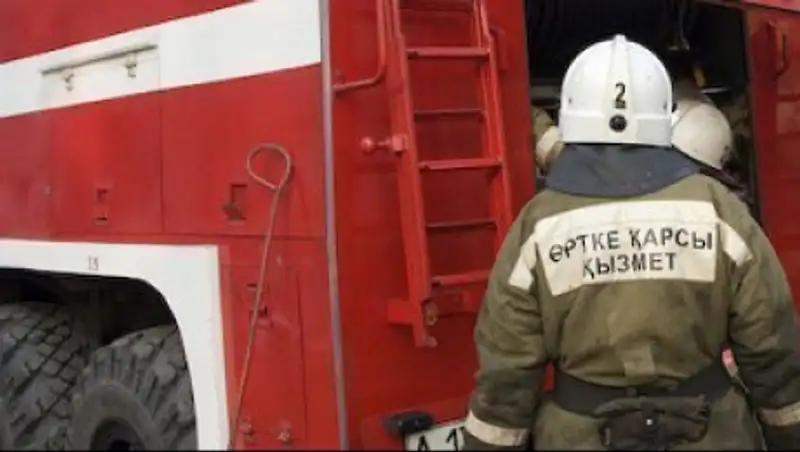В Алматы горел частный дом