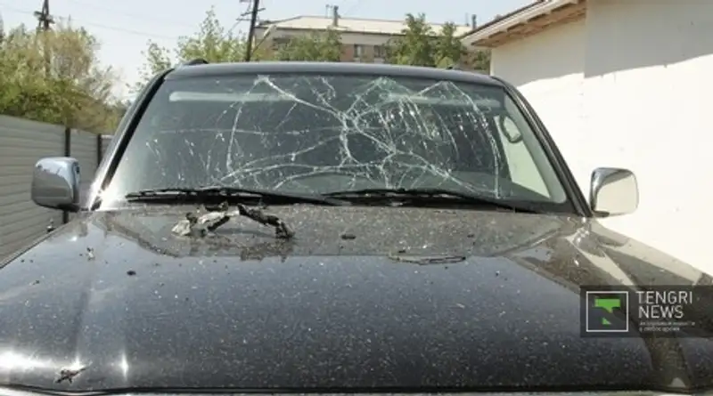 Машина взорвалась рядом с ИВС ДКНБ в Астане, фото - Новости Zakon.kz от 24.05.2011 16:14