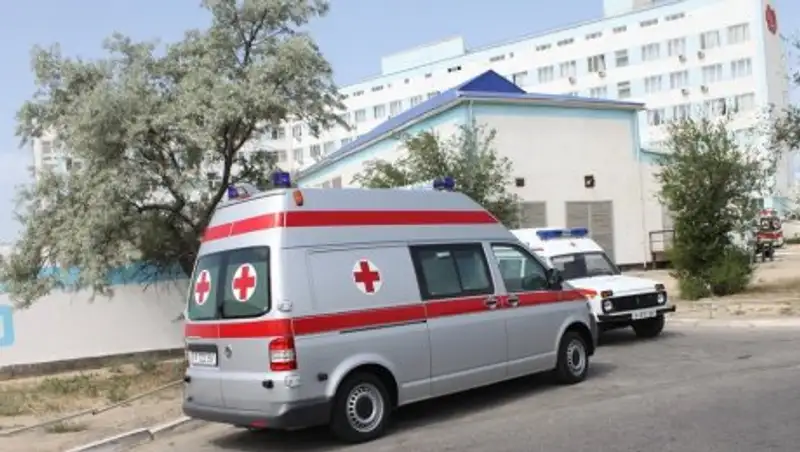 В Мангистау на девочку упали ворота