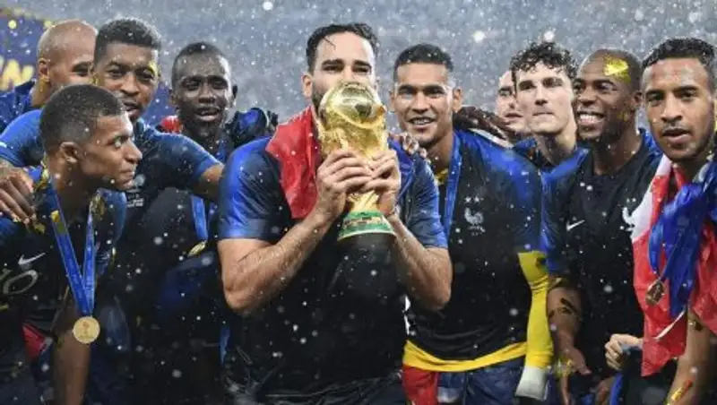 В честь победы Франции на ЧМ-2018 в Лувре "переодели" Мону Лизу