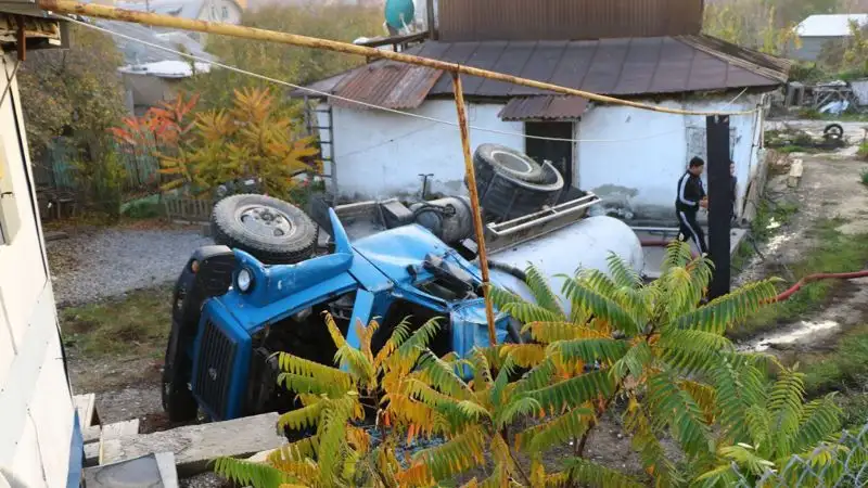 Полный фекалий ассенизатор влетел во двор частного дома в Алматы и перевернулся