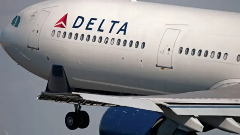 СМИ: самолет вернулся в аэропорт Пекина из-за возгорания двигателя