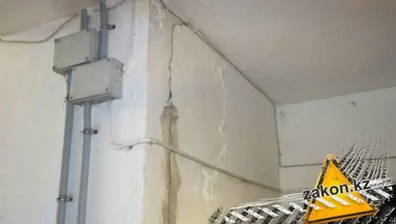Жители "поплывшего" в Алматы дома жалуются на трещины и ступеньки