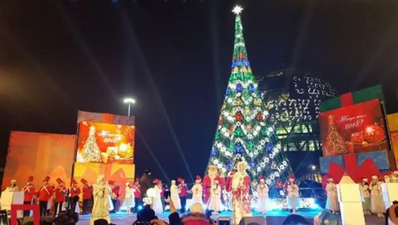В Астане зажгли главную елку столицы