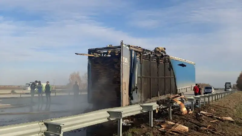 Груженная древесиной фура загорелась на трассе в Акмолинской области