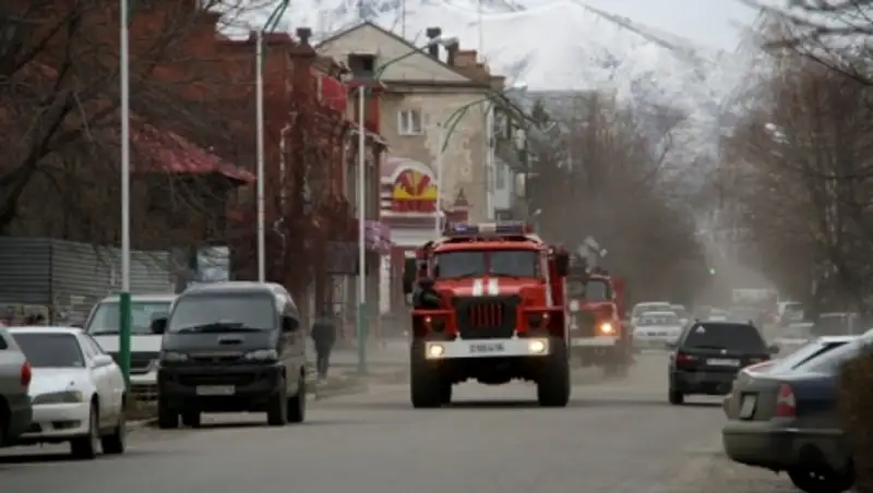 Пожарные Усть-Каменогорска локализовали огонь на крыше одного из корпусов УМЗ