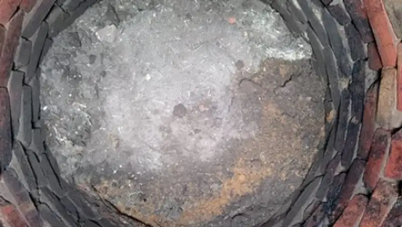 Мужчина откопал в саду тайную комнату и озадачил пользователей сети