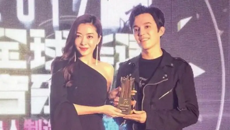 Димаш Кудайбергенов получил премию MTV Music Awards