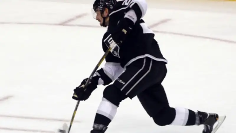 НХЛ оштрафовала "Лос-Анджелес" за появление на тренировке Войнова