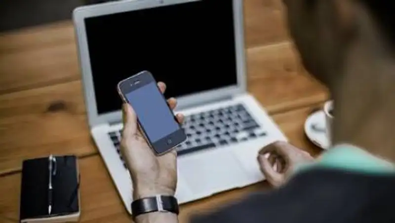 Эксперт рассказала об эффективности заклеивания камеры гаджетов