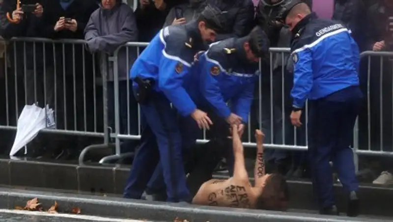 Девушка с обнаженной грудью прорвалась к Дональду Трампу