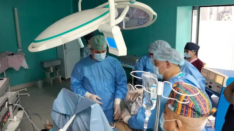 Врачи президентских клиник лечат пациентов Шымкента