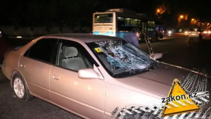В Алматы предположительно пьяный пешеход угодил под колеса Toyota Camry