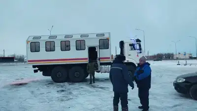 Столичные спасатели эвакуировали граждан Таджикистана с трассы Астана-Кокшетау, фото - Новости Zakon.kz от 30.11.2022 12:13