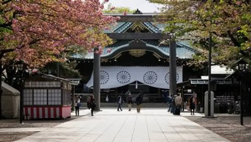 Визит японского экс-премьера в храм вызвал возмущение в Южной Корее