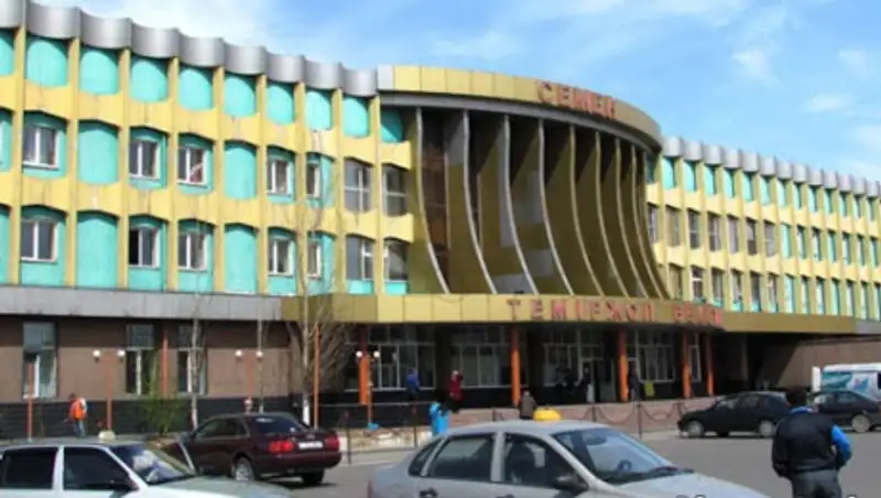 тэп33а. станция семипалатинск жд вокзал. вокзал сары-шаган 1990 год. семей железная дорога. семей железная дорога.