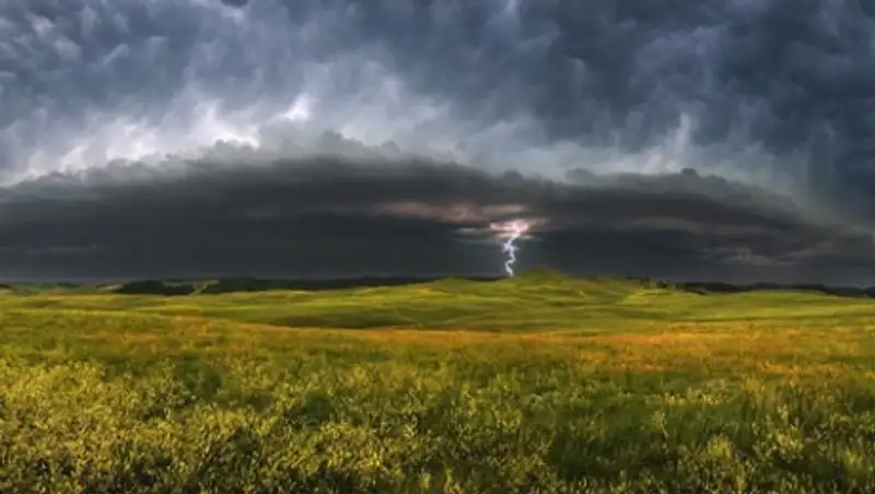 В воскресенье на большей части РК ожидаются дожди с грозами, усиление ветра